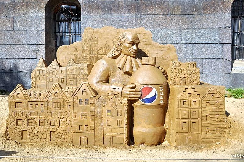 Sand Festival в России: песчаная скульптура с Пепси и историческим персонажем